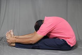पश्चिमोत्तानासन (Paschimottanasana): पेट की चर्बी घटाने और कमर दर्द दूर करने वाला प्रभावी आसन
