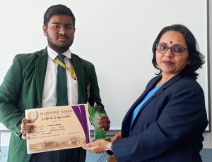 वर्ग शिक्षिका डॉ० अल्पना सिंह द्वारा प्रशस्ति पत्र प्राप्त करते हुए फरहान